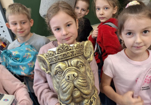 Wiosenna akcja "Dzień bez plecaka"_projektowo w klasie 1a_uczniowie prezentujący swoje pojemniki na książki.