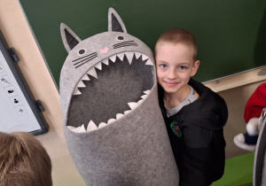 Wiosenna akcja "Dzień bez plecaka"_projektowo w klasie 1a_uczeń prezentujący swój pojemnik na książki.