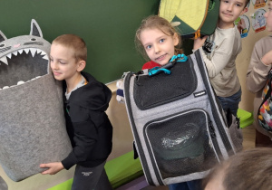 Wiosenna akcja "Dzień bez plecaka"_projektowo w klasie 1a_uczniowie prezentujący swoje pojemniki na książki.