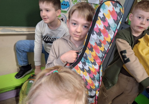 Wiosenna akcja "Dzień bez plecaka"_projektowo w klasie 1a_uczniowie prezentujący swoje pojemniki na książki.