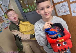 Wiosenna akcja "Dzień bez plecaka"_projektowo w klasie 1a_uczniowie prezentujący swoje pojemniki na książki.