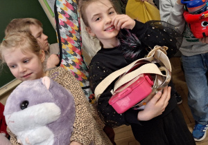 Wiosenna akcja "Dzień bez plecaka"_projektowo w klasie 1a_uczniowie prezentujący swoje pojemniki na książki.