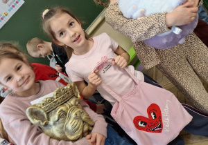 Wiosenna akcja "Dzień bez plecaka"_projektowo w klasie 1a_uczennice prezentujące swoje pojemniki na książki.