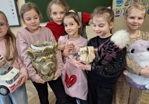 Wiosenna akcja "Dzień bez plecaka"_projektowo w klasie 1a_uczennice prezentujące swoje pojemniki na książki.