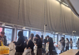 Wolontariackie działanie uczniów klas: 8a i 8b_pakowanie pakietów na Maraton DOZ.