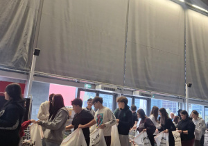 Wolontariackie działanie uczniów klas: 8a i 8b_pakowanie pakietów na Maraton DOZ.