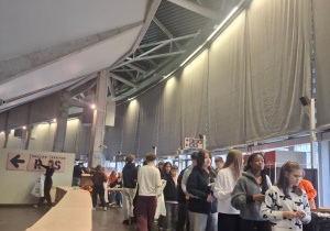 Wolontariackie działanie uczniów klas: 8a i 8b_pakowanie pakietów na Maraton DOZ.