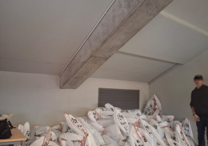 Wolontariackie działanie uczniów klas: 8a i 8b_pakowanie pakietów na Maraton DOZ.