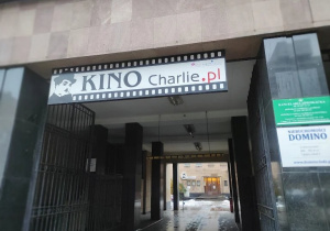 Klasa 1a z wizytą w Kinie Charlie_szyld kina.