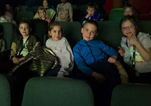 Klasa 1a z wizytą w Kinie Charlie_uczniowie podczas seansu "Pan Ryba".