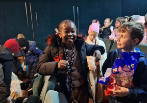 Klasa 1a z wizytą w Kinie Charlie_uczniowie podczas seansu "Pan Ryba".