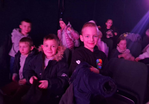 Klasa 1a z wizytą w Kinie Charlie_uczniowie podczas seansu "Pan Ryba".