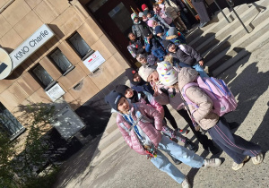 Klasa 1a z wizytą w Kinie Charlie_pamiątkowe zdjęcia grupowe przed budynkiem Kina Charlie.