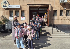 Klasa 1a z wizytą w Kinie Charlie_pamiątkowe zdjęcia grupowe przed budynkiem Kina Charlie.