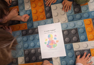 "U-ważne 5 minut!", czyli innowacyjnie w klasie 1a_trafne pytanie: "Skąd ten kolorowy człowiek?".