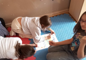 Przedświąteczne inspiracje w świetlicy szkolnej_kreatywne działania świetliczaków.