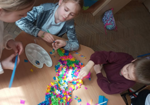 Przedświąteczne inspiracje w świetlicy szkolnej_kreatywne działania świetliczaków.