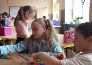 Przedświąteczne inspiracje w świetlicy szkolnej_kreatywne działania świetliczaków.