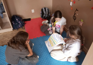 Przedświąteczne inspiracje w świetlicy szkolnej_kreatywne działania świetliczaków.