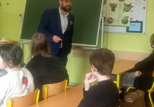 Bankowe nowinki_spotkanie z ekonomistą w klasach ósmych.