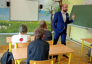 Bankowe nowinki_spotkanie z ekonomistą w klasach ósmych.