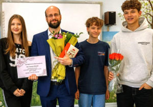 Podziękowanie dla dr ekonomii p. Janusza Wdzięczaka_pamiątkowe zdjęcie.