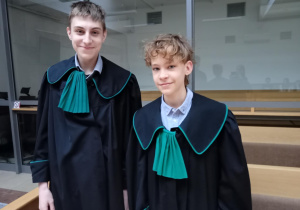 Klasa 8b na sali rozpraw_uczniowie biorący udział w symulacji rozprawy sądowej.