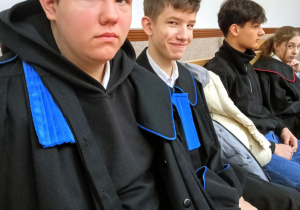 Klasa 8b na sali rozpraw_uczniowie biorący udział w symulacji rozprawy sądowej.