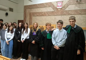 Klasa 8b na sali rozpraw_uczniowie biorący udział w symulacji rozprawy sądowej.