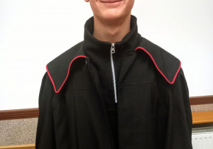 Klasa 8b na sali rozpraw_uczeń biorący udział w symulacji rozprawy sądowej.