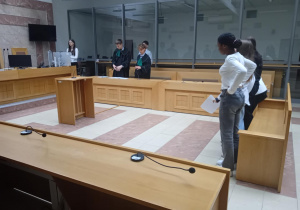 Klasa 8b na sali rozpraw_uczniowie biorący udział w symulacji rozprawy sądowej.