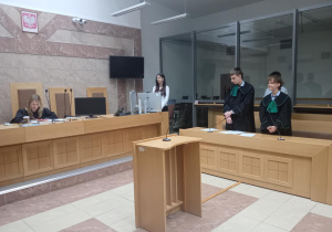 Klasa 8b na sali rozpraw_uczniowie biorący udział w symulacji rozprawy sądowej.