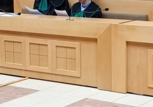 Klasa 8b na sali rozpraw_uczniowie biorący udział w symulacji rozprawy sądowej.