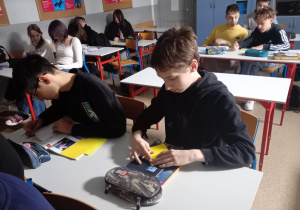 Ogólnopolska akcja "Żonkile"_uczniowie klasy 8b podczas tworzenia żonkili.