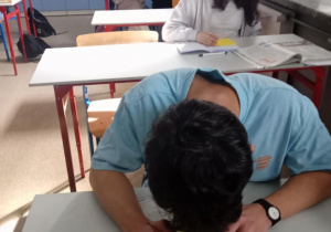 Ogólnopolska akcja "Żonkile"_uczniowie klasy 8b podczas tworzenia żonkili.