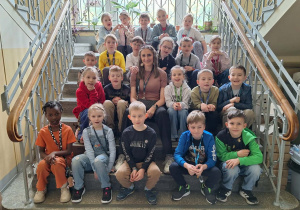 Sentymentalna podróż w czasie_klasa 1a w Muzeum Oświaty Ziemi Łódzkiej_pamiątkowe zdjęcie grupowe.