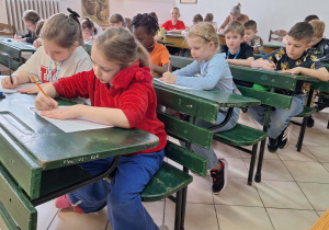 Sentymentalna podróż w czasie_klasa 1a w Muzeum Oświaty Ziemi Łódzkiej_wstęp do kalkowania.