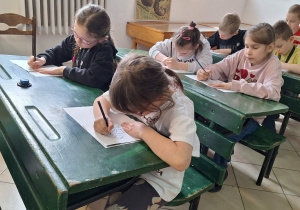 Sentymentalna podróż w czasie_klasa 1a w Muzeum Oświaty Ziemi Łódzkiej_wstęp do kalkowania.