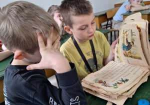 Sentymentalna podróż w czasie_klasa 1a w Muzeum Oświaty Ziemi Łódzkiej_czytamy fragmenty elementarza.