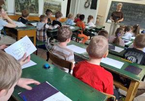 Sentymentalna podróż w czasie_klasa 1a w Muzeum Oświaty Ziemi Łódzkiej_wstęp do kalkowania.