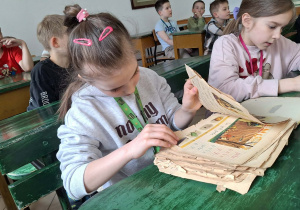 Sentymentalna podróż w czasie_klasa 1a w Muzeum Oświaty Ziemi Łódzkiej_czytamy fragmenty elementarza.