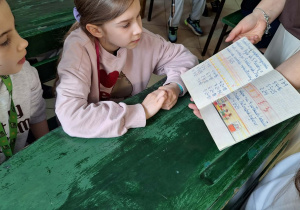 Sentymentalna podróż w czasie_klasa 1a w Muzeum Oświaty Ziemi Łódzkiej_dawny kajet (zeszyt).