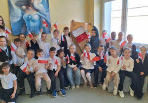 Obchody świąt majowych w klasie 1a_pamiątkowe zdjęcie grupowe.