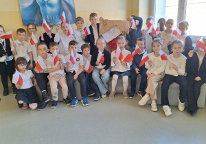 Obchody świąt majowych w klasie 1a_pamiątkowe zdjęcie grupowe.