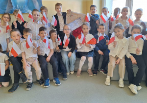 Obchody świąt majowych w klasie 1a_pamiątkowe zdjęcie grupowe.