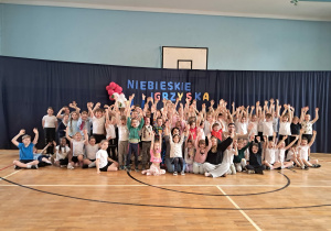 "Niebieskie Igrzyska" jako akt wrażliwości i świadomości w zakresie zaburzeń ze spectrum autyzmu_pamiątkowe zdjęcie grupowe.