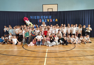 "Niebieskie Igrzyska" jako akt wrażliwości i świadomości w zakresie zaburzeń ze spectrum autyzmu_pamiątkowe zdjęcie grupowe.