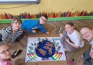 Dzień Ziemi w edukacji wczesnoszkolnej_praca grupowa w wykonaniu uczniów klasy 2a.