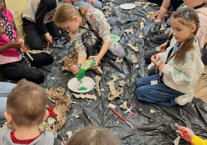 "Nasza PLANETA - nasz DOM"_zaangażowanie uczniów klasy 1a w pracę w wykonanie makiety.
