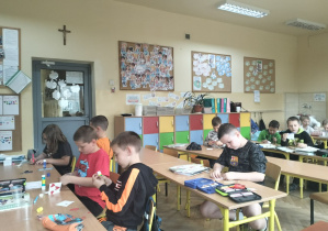 "RODZINA"_poważne rozmowy świetliczaków i ich twórcze prace.